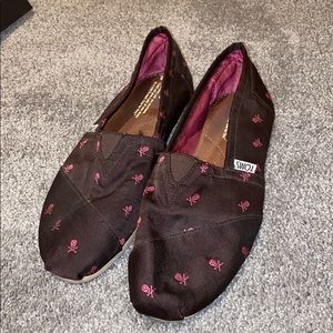 Skull and crossbones TOMS